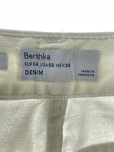 34 Beden beyaz Renk Bershka Jean / Kot %70 İndirimli.