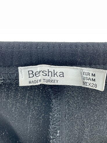 m Beden siyah Renk Bershka Kumaş Pantolon %70 İndirimli.