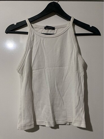 Beyaz halter kol crop