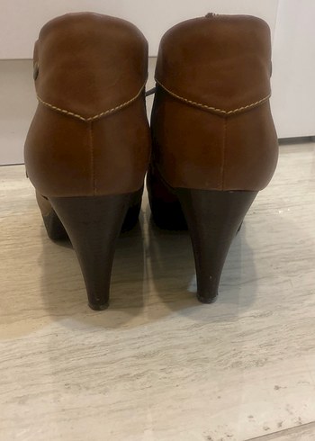 Kahverengi Deri Topuklu Kadın Bot - Görsel 4