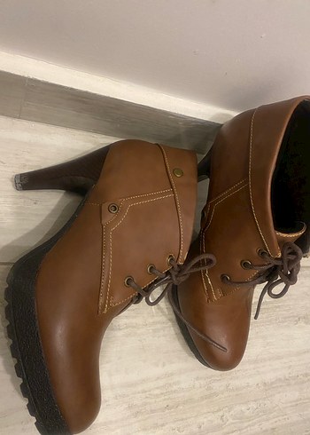 Kahverengi Deri Topuklu Kadın Bot - Görsel 3