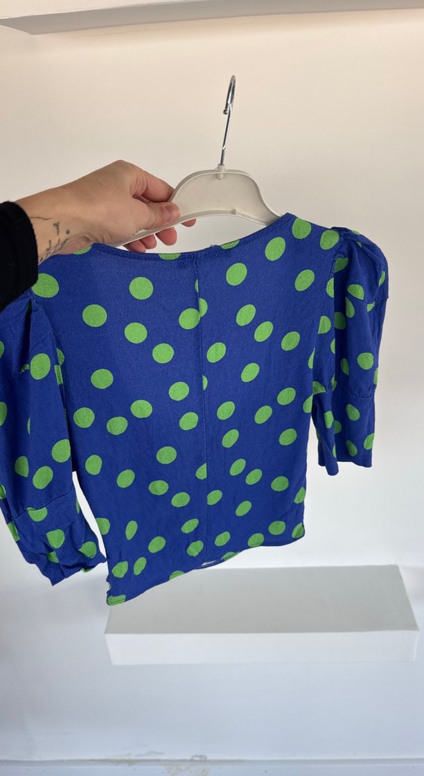 Düğmeli Kısa Kollu Mavi Puantiyeli Bluz - Görsel 4