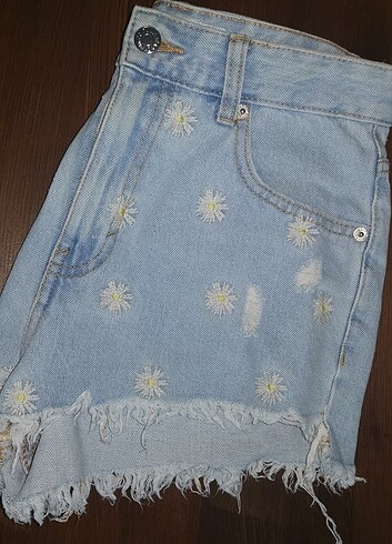 Pull and Bear Papatya işlemeli jean