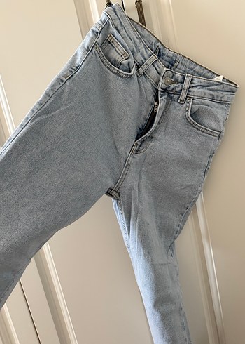 Paçası yırtmaçlı jean - Görsel 4