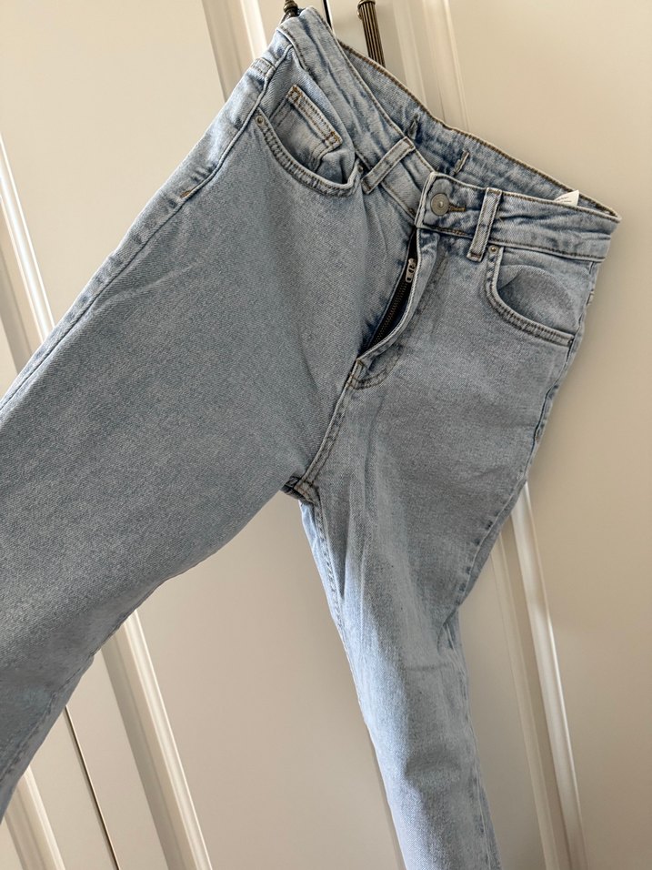 Paçası yırtmaçlı jean - Görsel 4