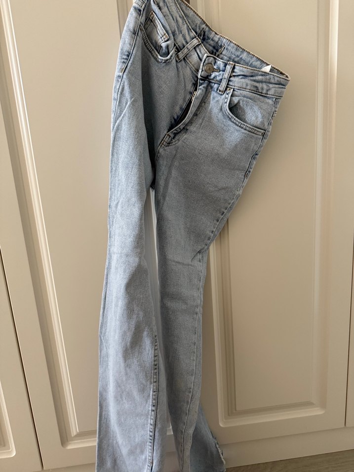 Paçası yırtmaçlı jean - Görsel 2