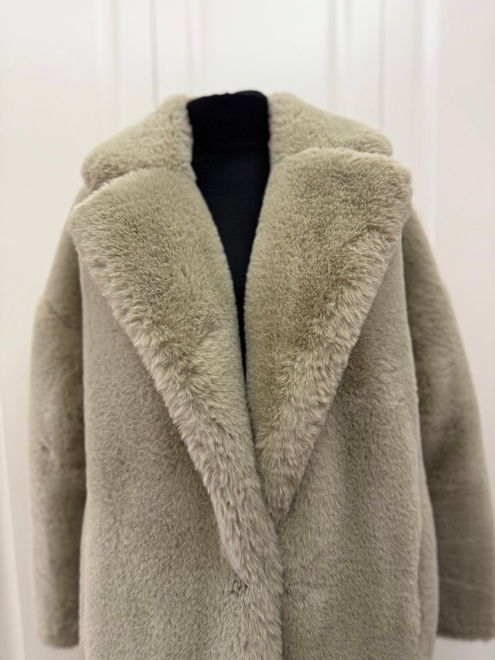 Bej Uzun Kollu Kadın Kürklü Kaban - Görsel 3