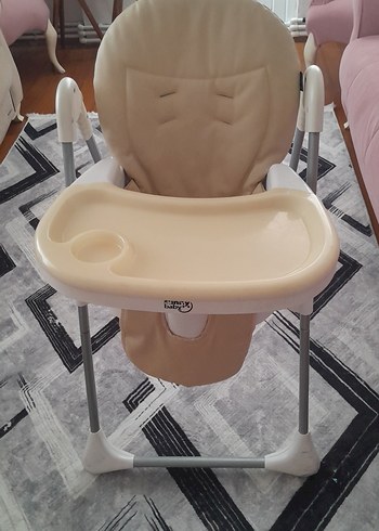 Gri ve beyaz bebek mama sandalyesi