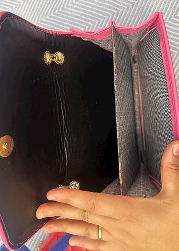 Guess Zincir Detaylı Parlak Pembe guess Kadın Çanta