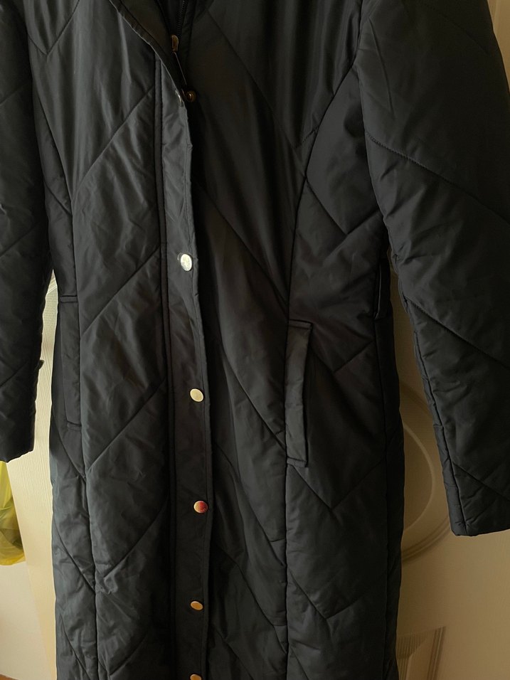 Kürk Detaylı Siyah Uzun Kışlık Kadın Mont - Görsel 3