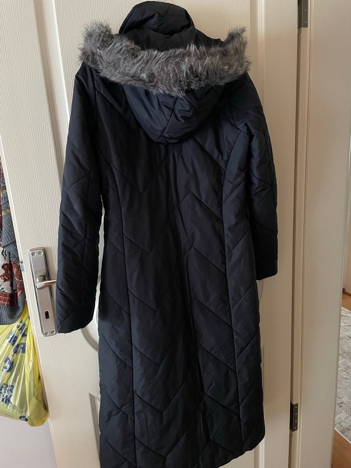 Kürk Detaylı Siyah Uzun Kışlık Kadın Mont - Görsel 4