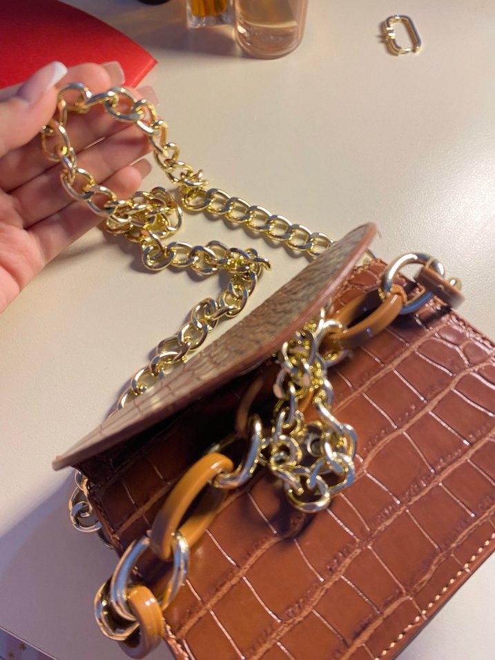 Zincir Detaylı Parlak Kahverengi Deri Çanta - Görsel 3