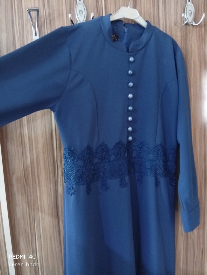 Düğmeli Lacivert Nakışlı Uzun Elbise - Görsel 2