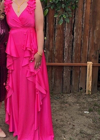 Pembe Fırfırlı Özel tasarım uzun V Yaka abiye