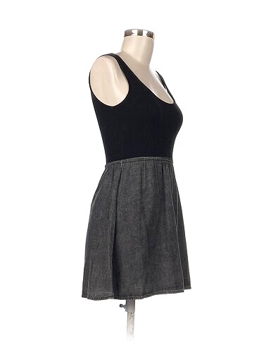 H&M H&M Kısa Elbise %70 İndirimli.