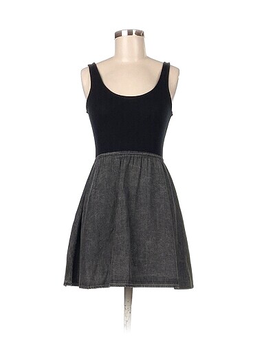 H&M Kısa Elbise %70 İndirimli.