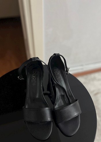 Diğer Siyah Tokalı Kadın Topuklu Sandalet