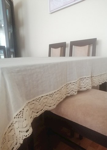 Nakış işlemeli beyaz masa örtüsü