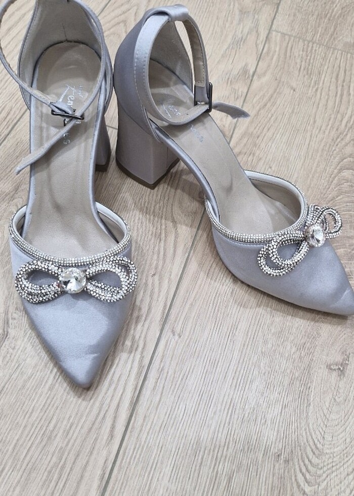 Taşlı gri topuklu ayakkabı - Görsel 3