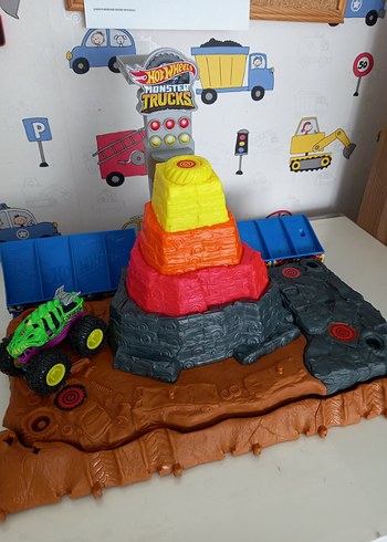 Renkli Hot Wheels Monster Trucks Oyuncak Seti