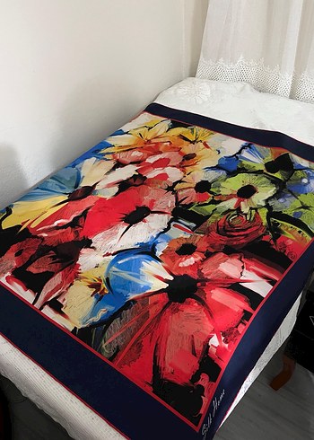 Çiçek Desenli Çok Renkli İpek Şal - Görsel 2