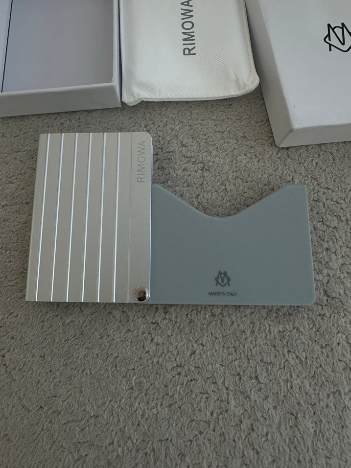 RIMOWA Beyaz Gri Metal kartlık - Görsel 3