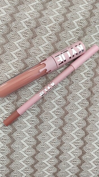 kylie cosmetic lip stick kahverengi