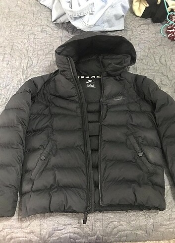 12-13 Yaş Beden siyah Renk Orijinal nike siyah şişme mont