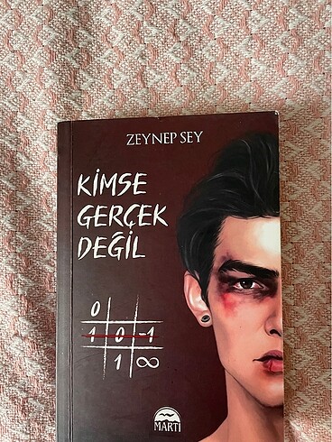 Kimse Gerçek Değil Cep Boy