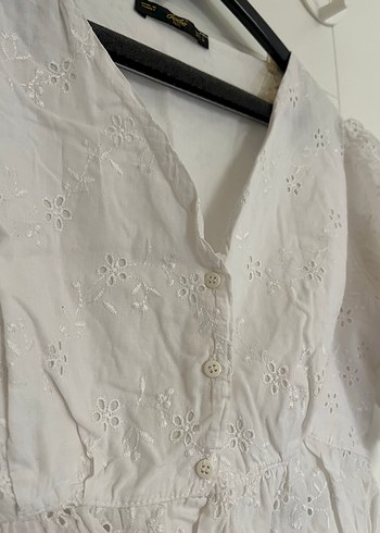 Düğmeli V Yakalı Nakışlı Kısa Keten Bluz - Görsel 2