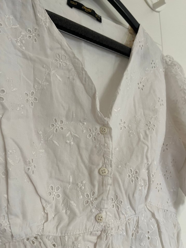 Düğmeli V Yakalı Nakışlı Kısa Keten Bluz - Görsel 2