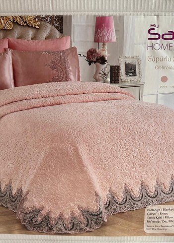 Pembe Nakışlı Yatak Örtüsü ve Çarşaf Seti