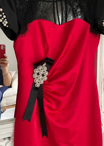 Drapeli Siyah Dantel Detaylı Kırmızı Midi Elbise - Görsel 2