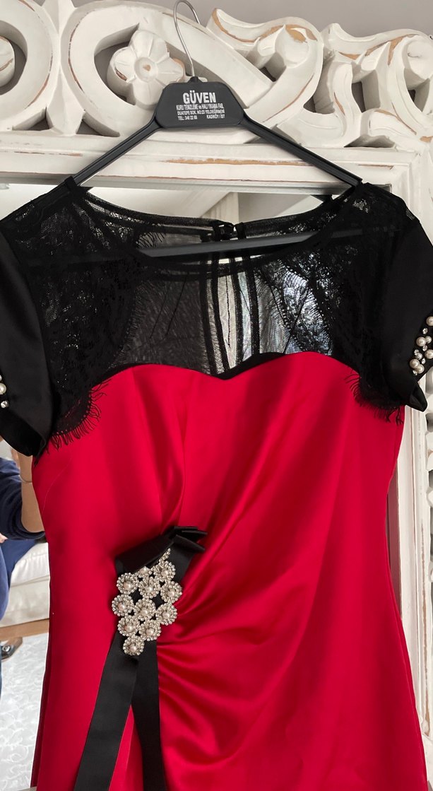 Drapeli Siyah Dantel Detaylı Kırmızı Midi Elbise - Görsel 3