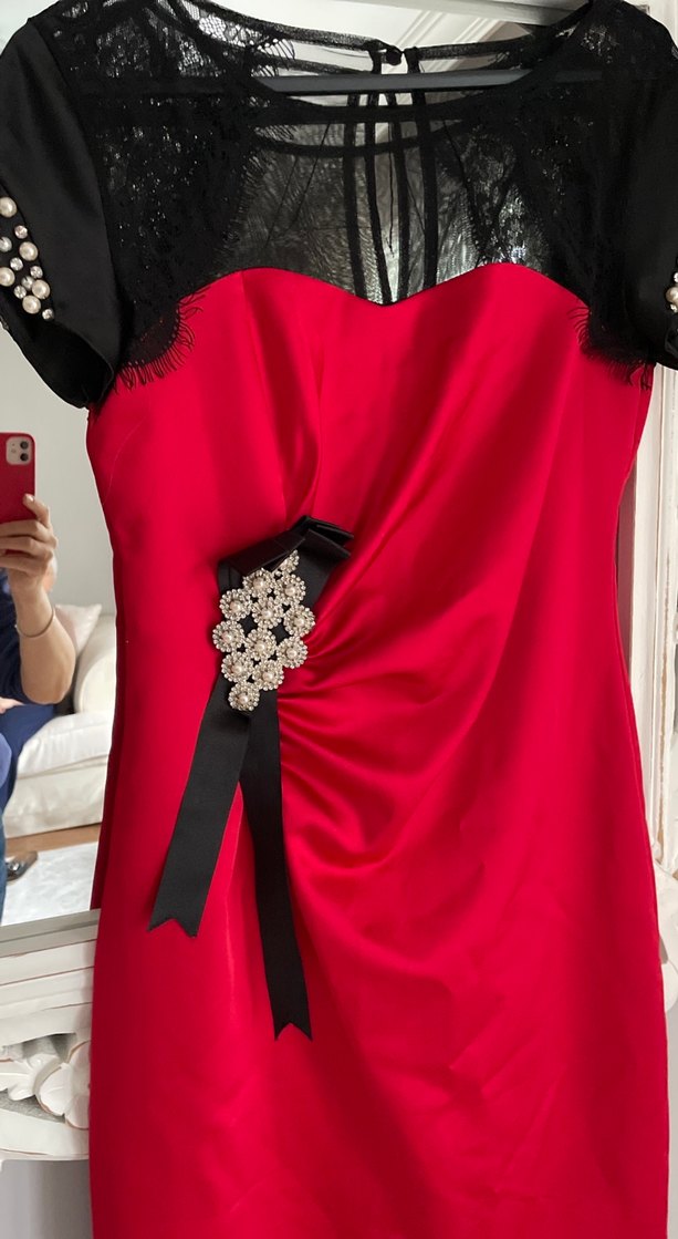 Drapeli Siyah Dantel Detaylı Kırmızı Midi Elbise - Görsel 2