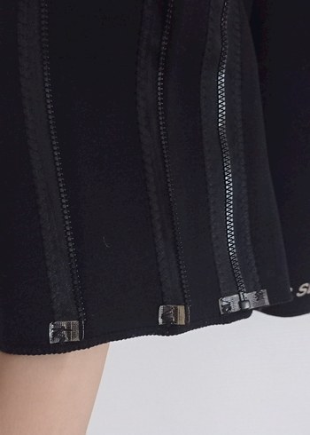 Kadın Siyah Fermuarlı Spor Şort - Görsel 3