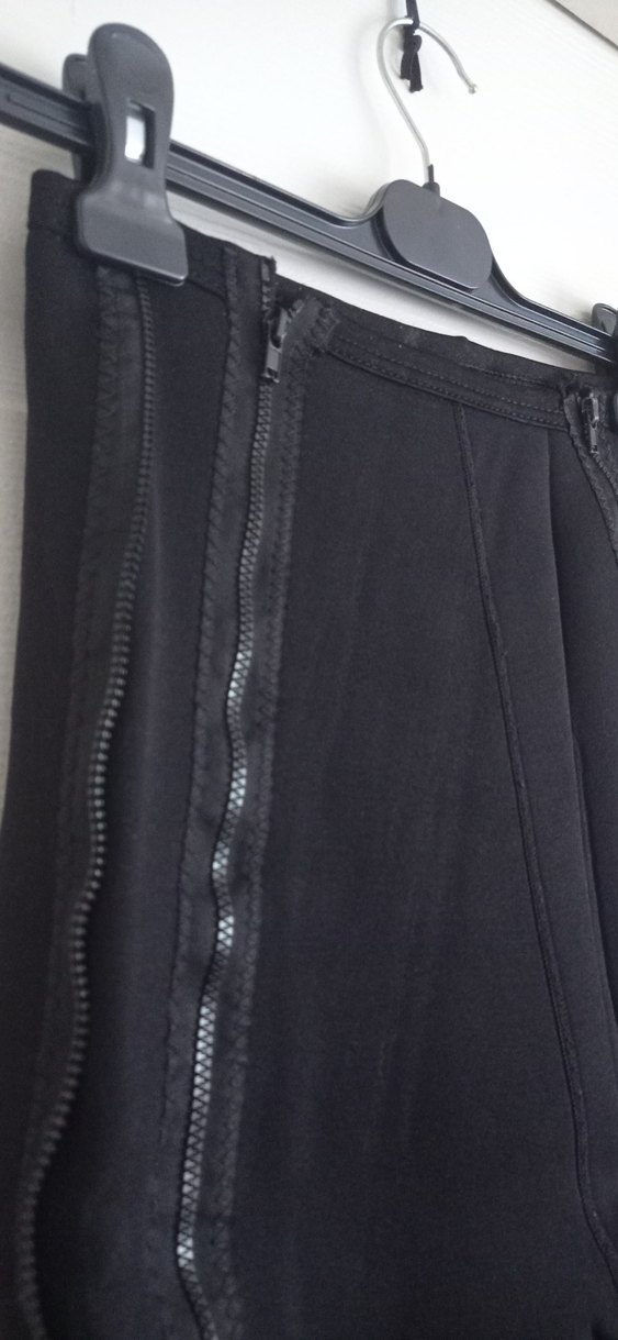 Kadın Siyah Fermuarlı Spor Şort - Görsel 4