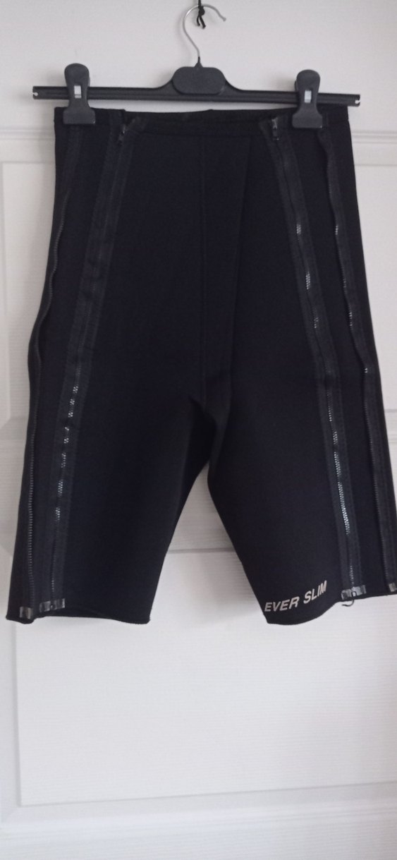 Kadın Siyah Fermuarlı Spor Şort - Görsel 2