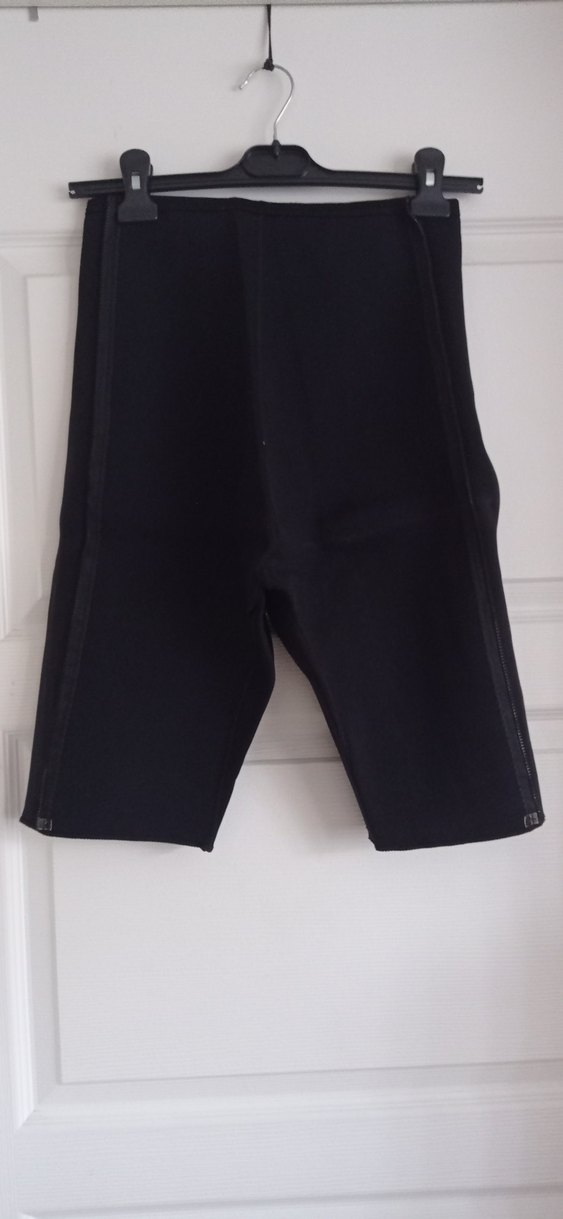 Kadın Siyah Fermuarlı Spor Şort - Görsel 5