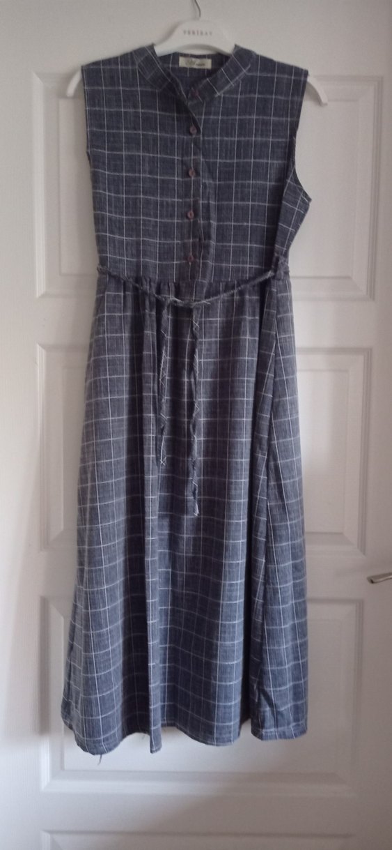 Arduvaz Grisi Kareli Düğmeli Kolsuz Elbise - Görsel 2