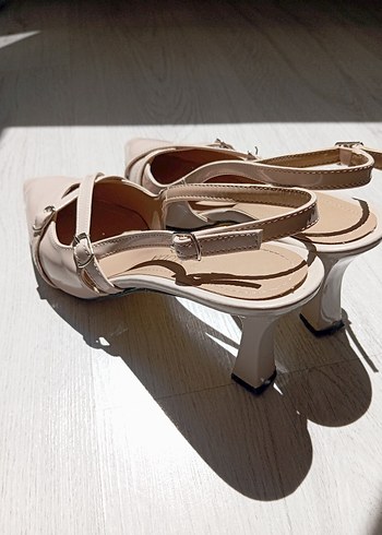 Bej Stiletto Kısa Topuklu Tokalı Kadın Ayakkabı - Görsel 3