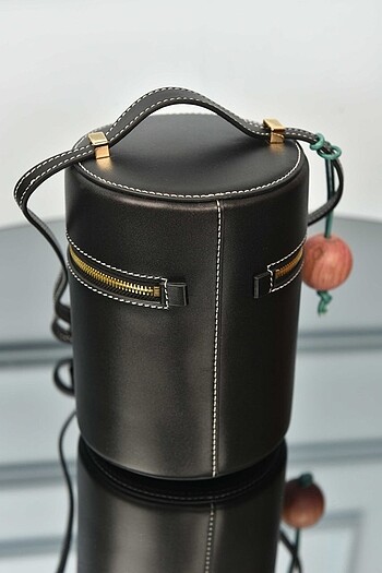 Beden LORO PIANA - Leather Crossbody Bucket Bag