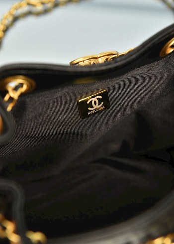 CHANEL - Mini Bucket Bag 
Zincir Detaylı Parlak Deri Kadın Çanta - Görsel 10