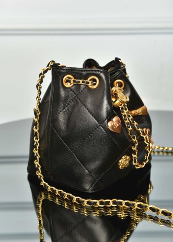 CHANEL - Mini Bucket Bag 
Zincir Detaylı Parlak Deri Kadın Çanta - Görsel 3