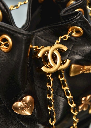 CHANEL - Mini Bucket Bag 
Zincir Detaylı Parlak Deri Kadın Çanta - Görsel 4