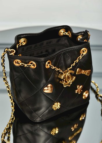 CHANEL - Mini Bucket Bag 
Zincir Detaylı Parlak Deri Kadın Çanta - Görsel 6