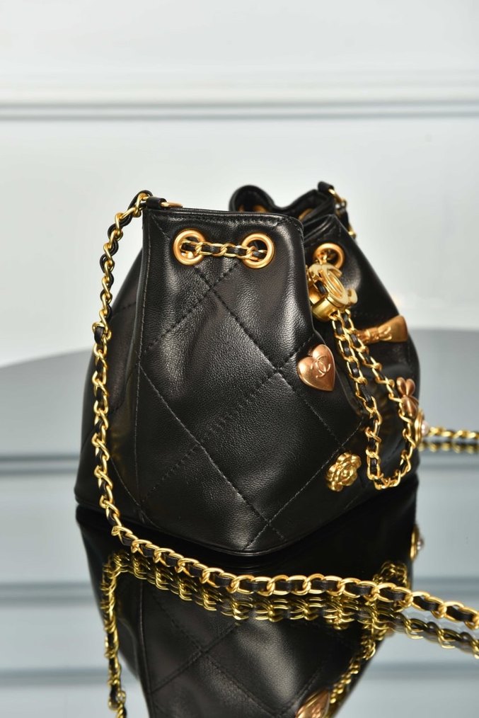 CHANEL - Mini Bucket Bag 
Zincir Detaylı Parlak Deri Kadın Çanta - Görsel 3