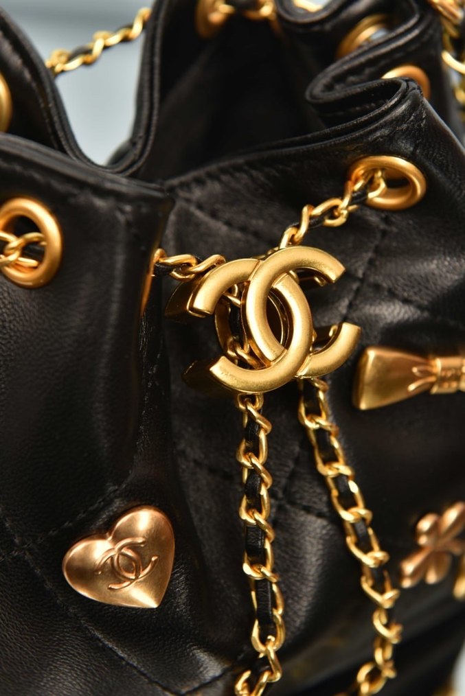 CHANEL - Mini Bucket Bag 
Zincir Detaylı Parlak Deri Kadın Çanta - Görsel 4