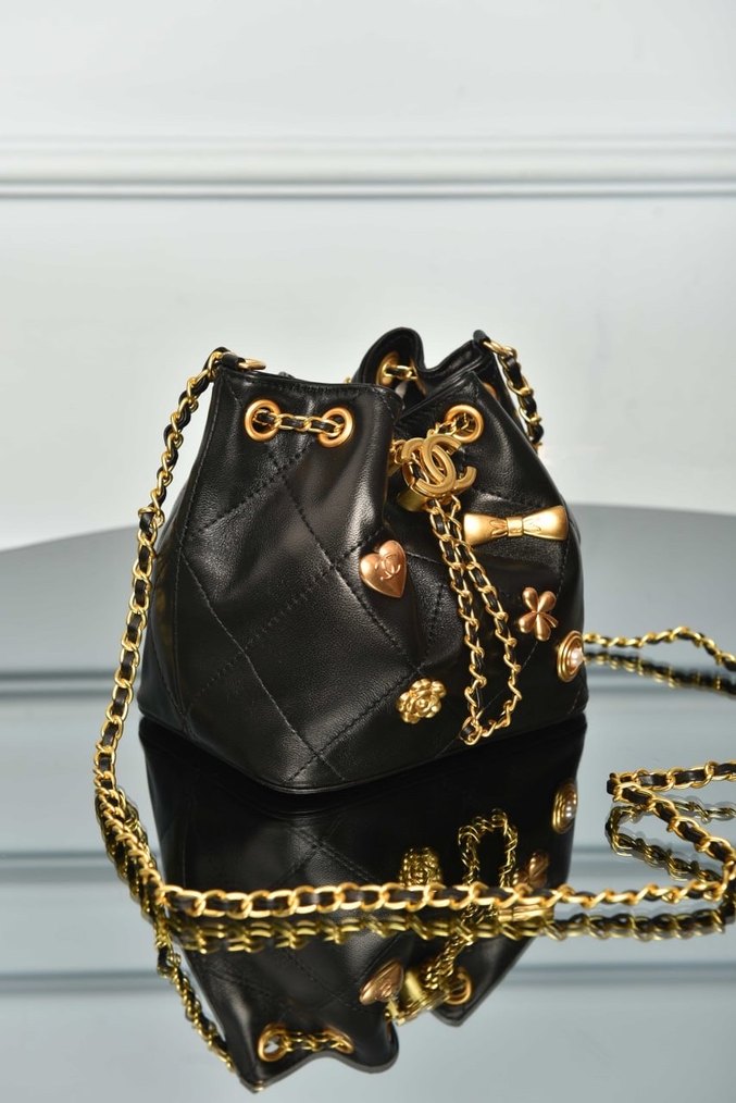 CHANEL - Mini Bucket Bag 
Zincir Detaylı Parlak Deri Kadın Çanta - Görsel 2