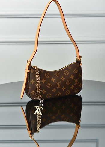 LOUIS VUITTON - Pochette Blom Zincir Detaylı Deri Kadın Çanta